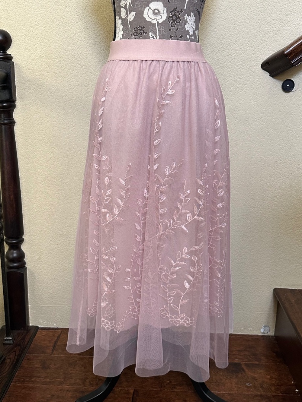 Metro Wear Women' M Midi Pastel Pink Embroidered Tule Lined Elastic Waist Skirt